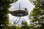 Zwei Frauen genießen die Aussicht vom Skywalk Biggeblick oberhalb des Biggesee-Listersees.