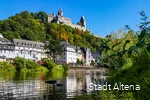 Die Lenne in Altena mit Häusern und Burg im Hintergrund